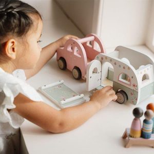 Voiture avec caravane en bois