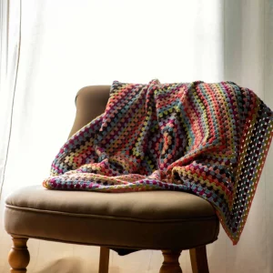 COUVERTURE SUCRE D&rsquo;ORGE EN GRANNY POUR BEBE