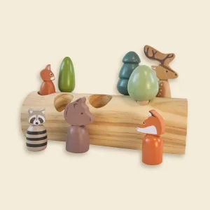 Animaux de la forêt dans une buche