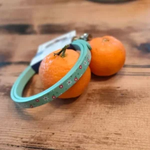 Tambour à broder « Liberty » DMC 7,5 cm vert amande