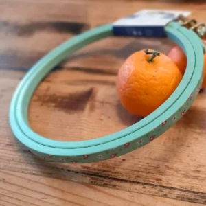 Tambour à broder « Liberty » DMC 12,5 cm vert amande