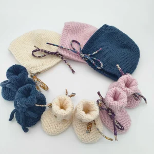 Ensemble « Eglantine » béguin et chaussons en pur mérinos (taille naissance à 9 mois)