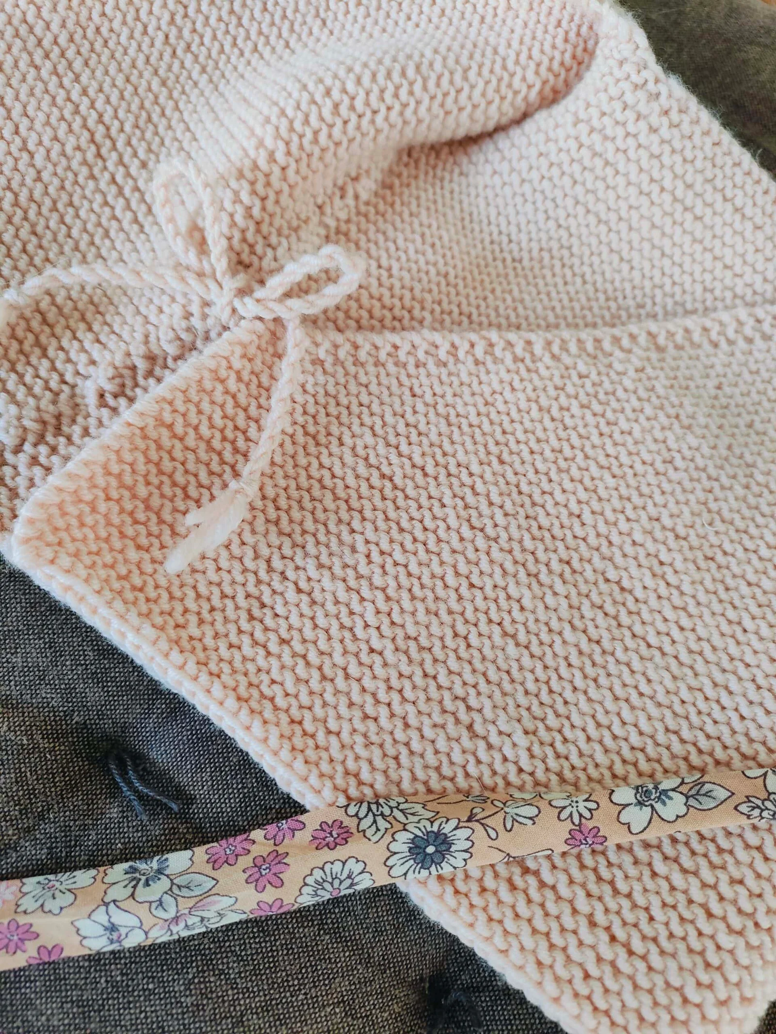 Ensemble « Eglantine » brassière cache-cœur et chaussons ballerines en pur mérinos – Tailles 0-3 mois et 3-6 mois – Nombreux coloris – Image 8