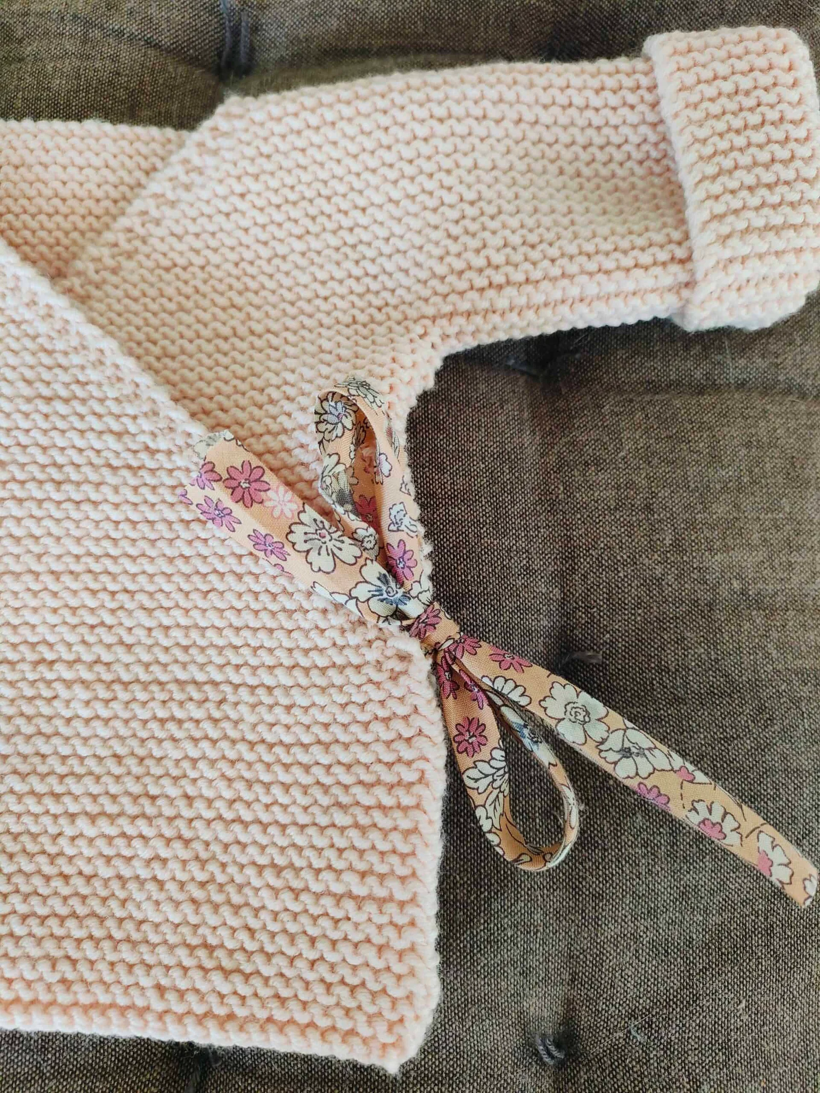 Brassière cache-cœur « Eglantine » en pure laine mérinos avec cordon ou ruban Liberty – Tailles 0-3 mois et 3-6 mois – Nombreux coloris