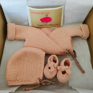 Ensemble « Eglantine » brassière cache-cœur, chaussons ballerines et béguin en pur mérinos