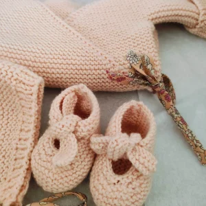 Ensemble « Eglantine » brassière cache-cœur et chaussons ballerines en pur mérinos – Tailles 0-3 mois et 3-6 mois – Nombreux coloris