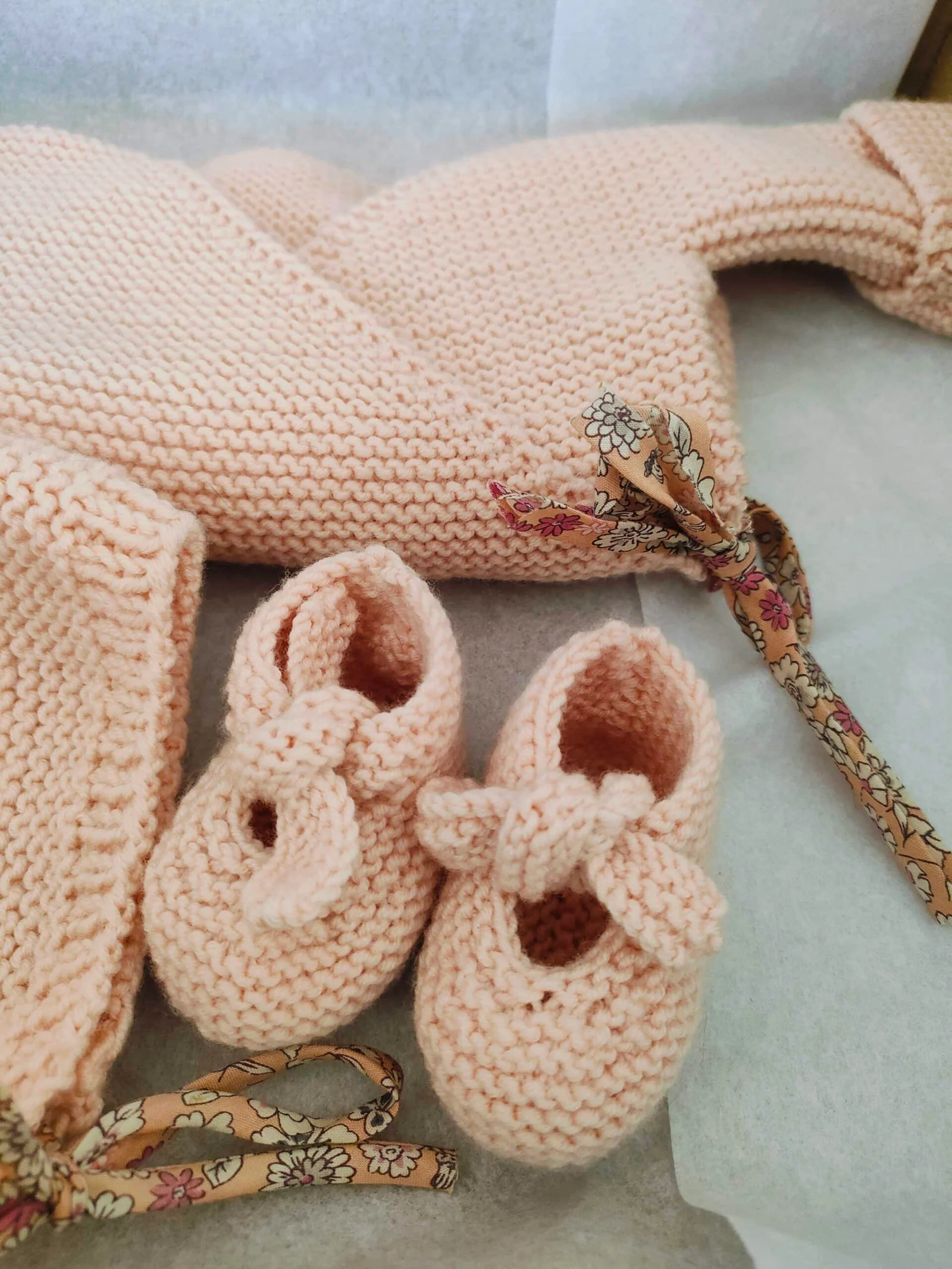 Ensemble « Eglantine » brassière cache-cœur et chaussons ballerines en pur mérinos – Tailles 0-3 mois et 3-6 mois – Nombreux coloris