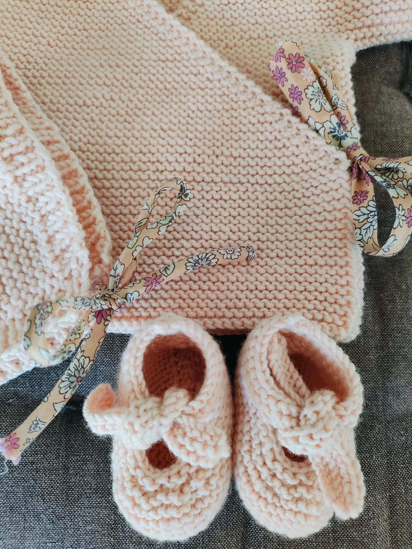 Ensemble « Eglantine » brassière cache-cœur et chaussons ballerines en pur mérinos – Tailles 0-3 mois et 3-6 mois – Nombreux coloris – Image 4