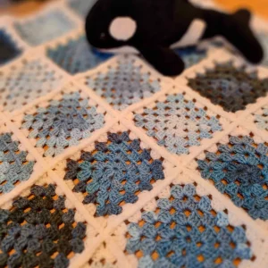 Couverture « Méditerranée » crochetée en carrés granny, en laine et acrylique