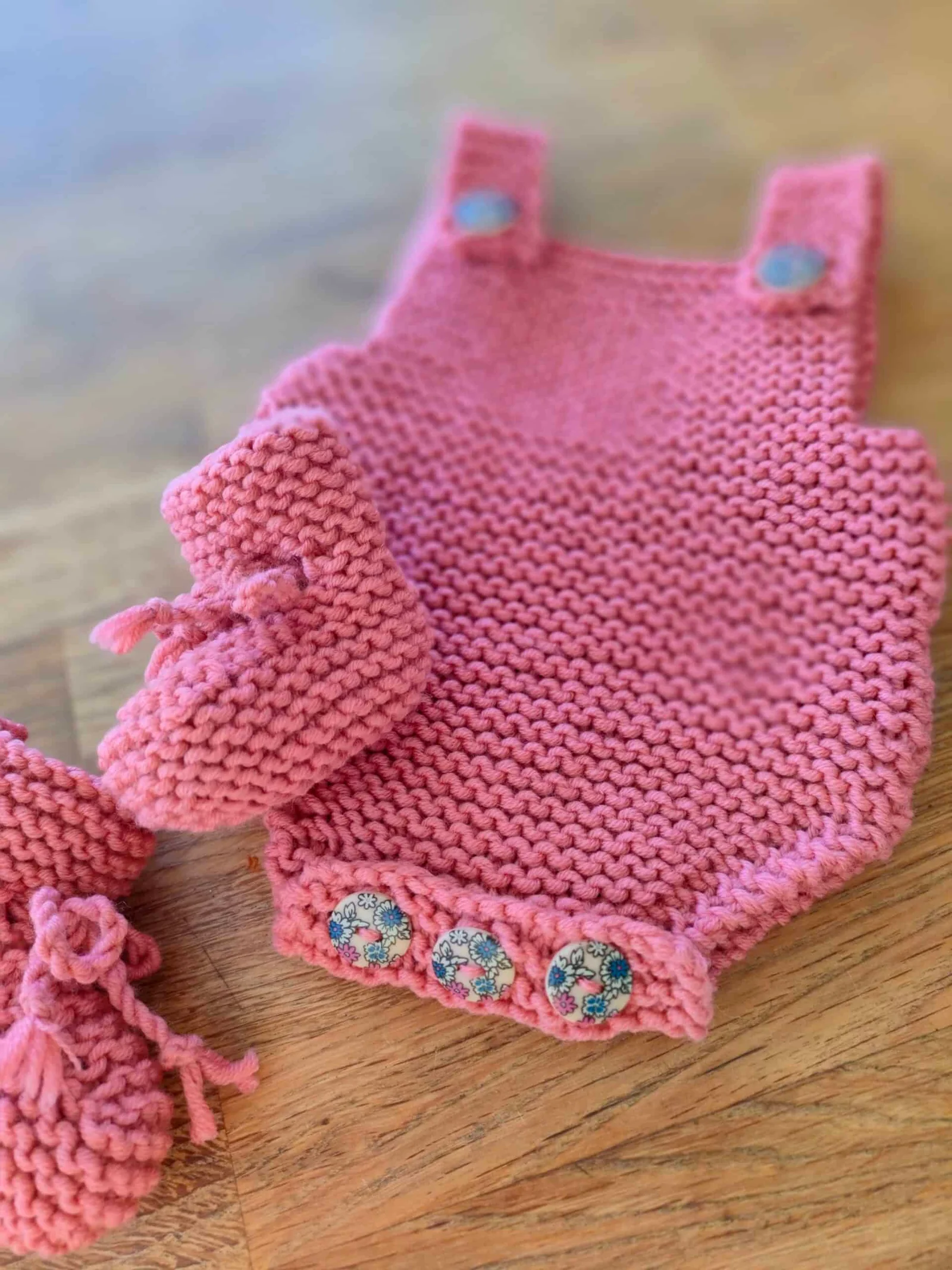 Ensemble « petit lutin » barboteuse et chaussons montants en pur mérinos – Tailles 0 à 6 mois – Nombreux coloris