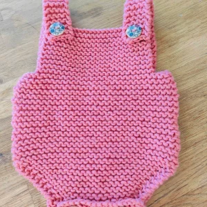 Barboteuse « petit lutin » en pur mérinos rose bonbon – taille 0-3 mois
