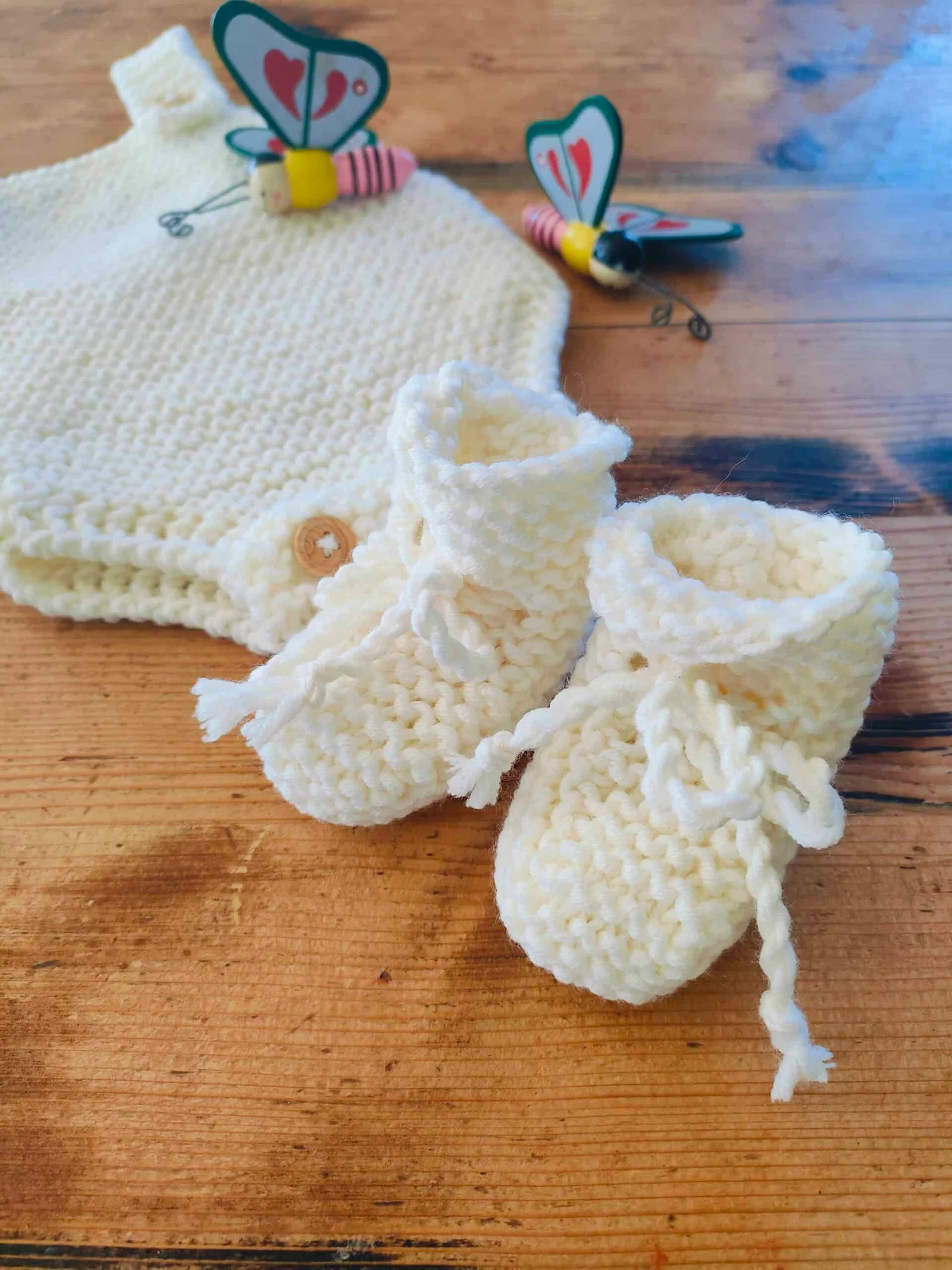 Chaussons montants « petit lutin » (Tailles naissance à 9 mois – aig. n°5)