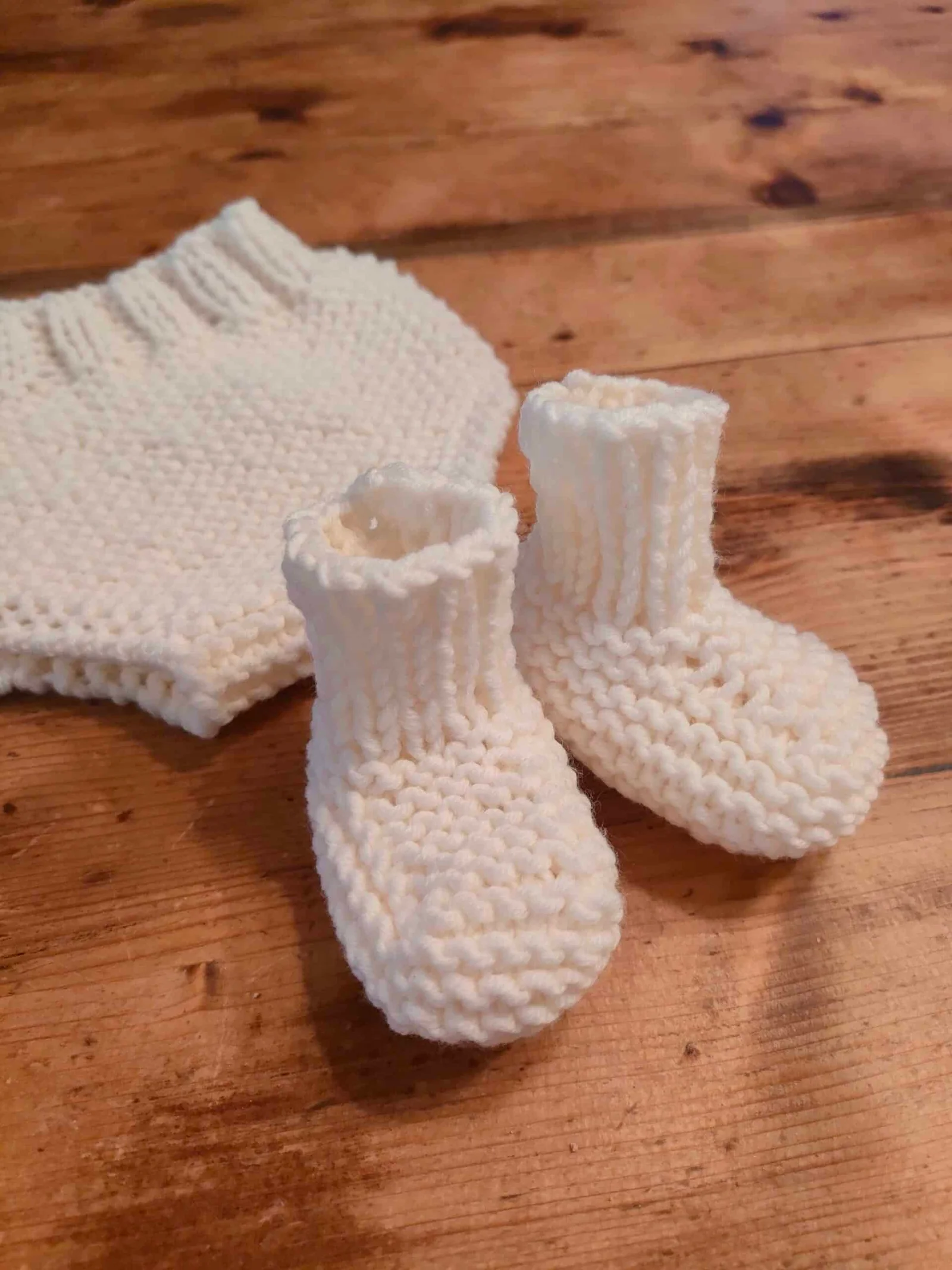 Chaussons « Léo-Léa » sans ruban en pur mérinos – Taille 0-3 mois – coloris écru et bleu ciel – Image 3