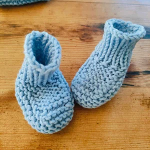 Chaussons « Léo-Léa » sans ruban en pur mérinos – Taille 0-3 mois – coloris écru et bleu ciel