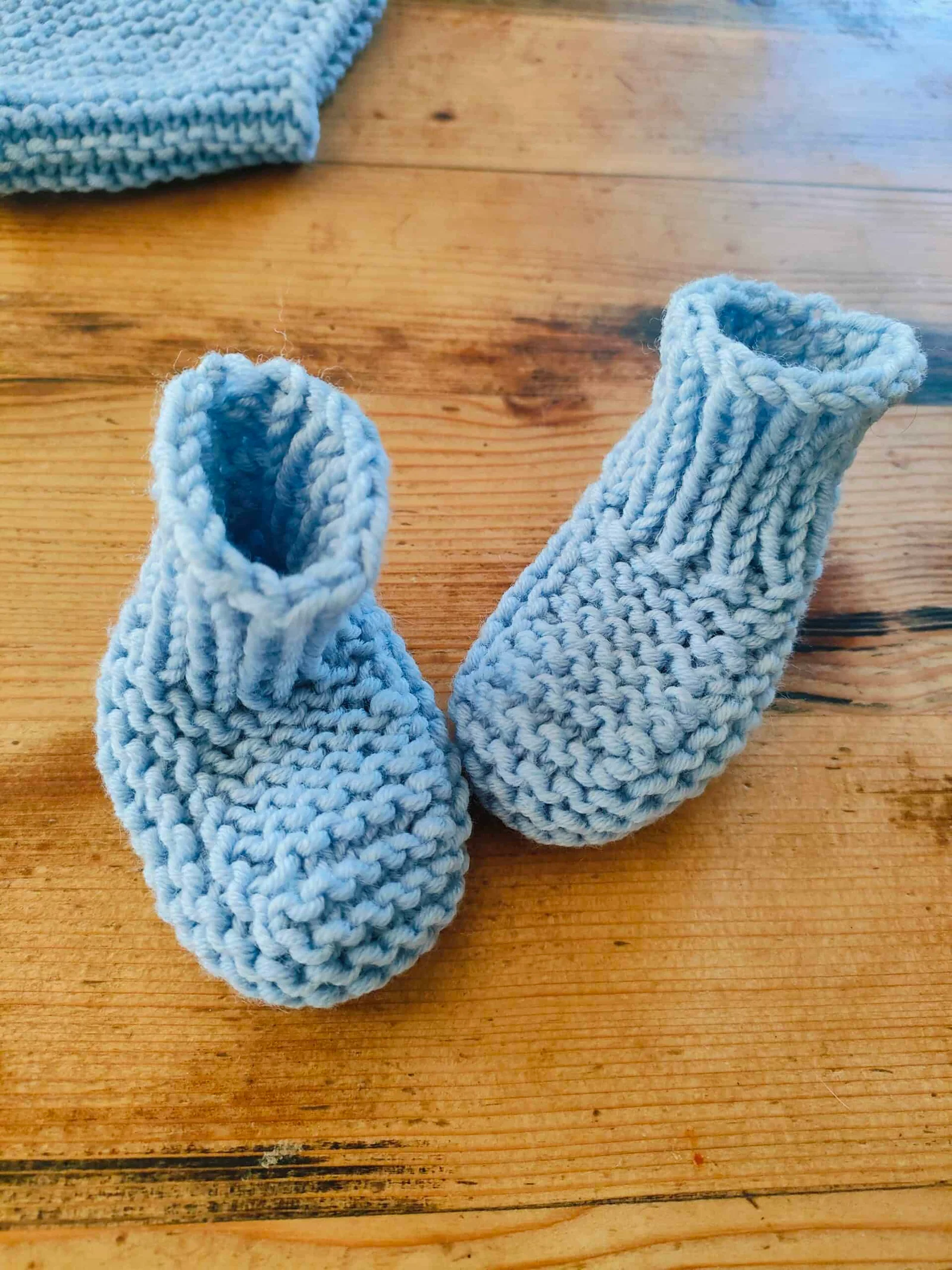 Chaussons « Léo-Léa » sans ruban en pur mérinos – Taille 0-3 mois – coloris écru et bleu ciel – Image 5