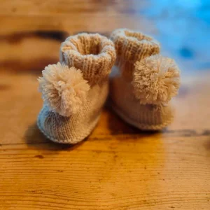 Bottillons à pompons en pure laine fine mérinos – Taille 0-3 mois – coloris vert amande et rouge