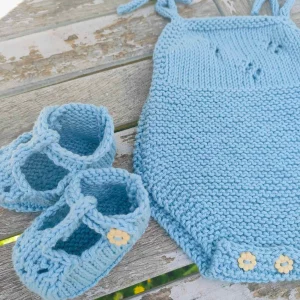Ensemble barboteuse et chaussons « Clémence » en coton bleu ciel – Taille naissance