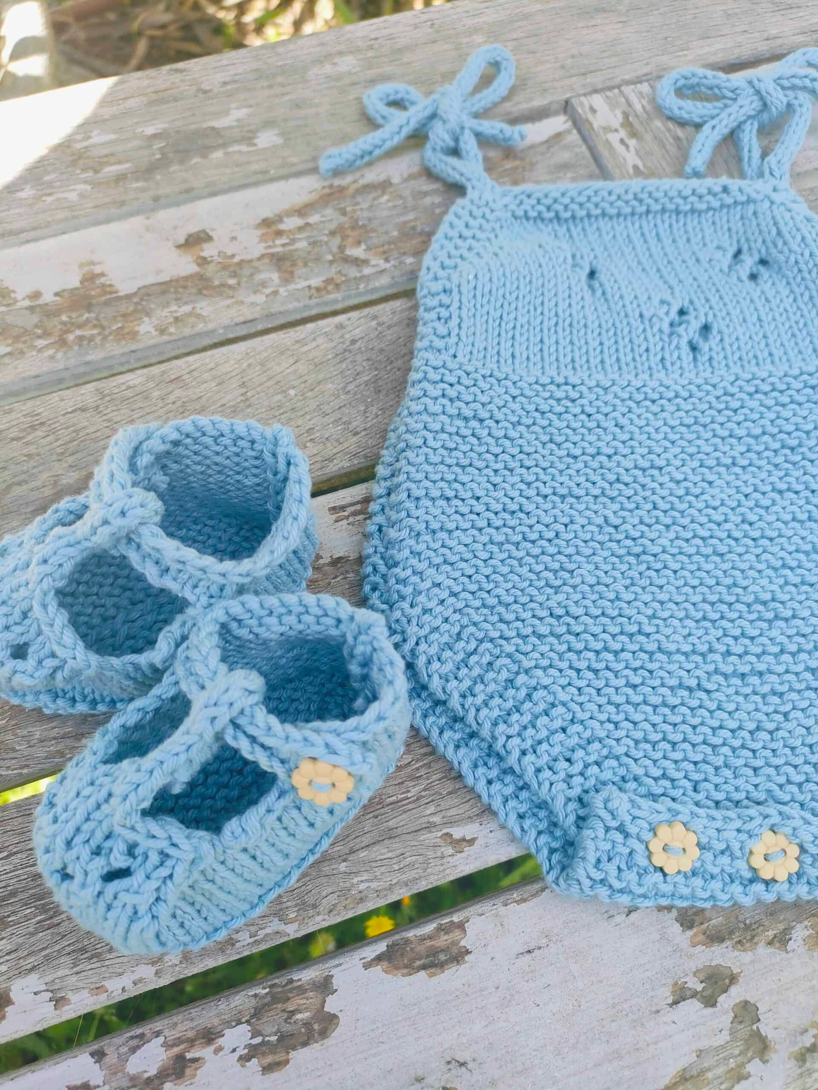 Ensemble barboteuse et chaussons « Clémence » en coton bleu ciel – Taille naissance – Image 2