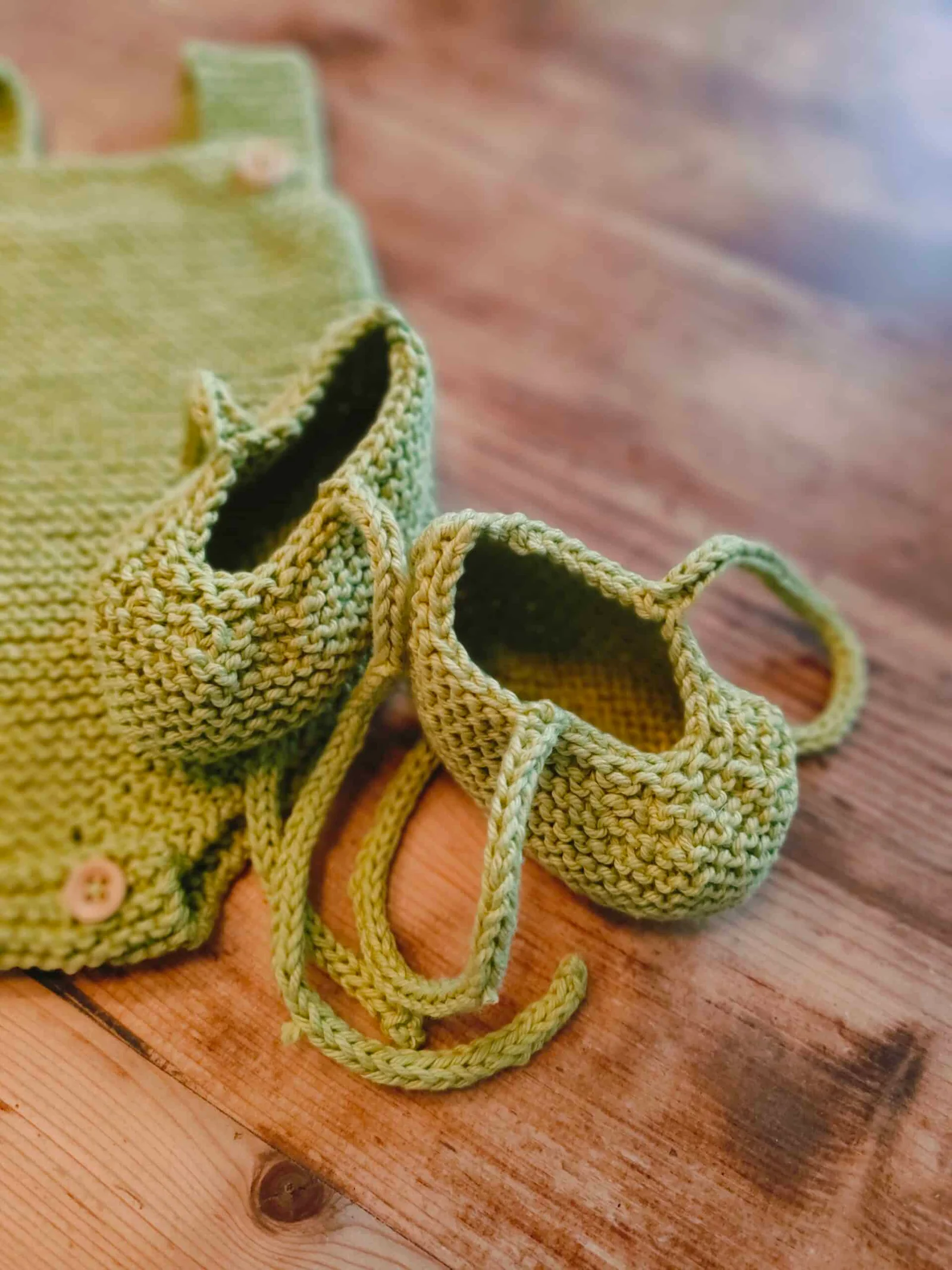 Ensemble barboteuse et ballerines en coton pistache – Taille naissance – Image 4