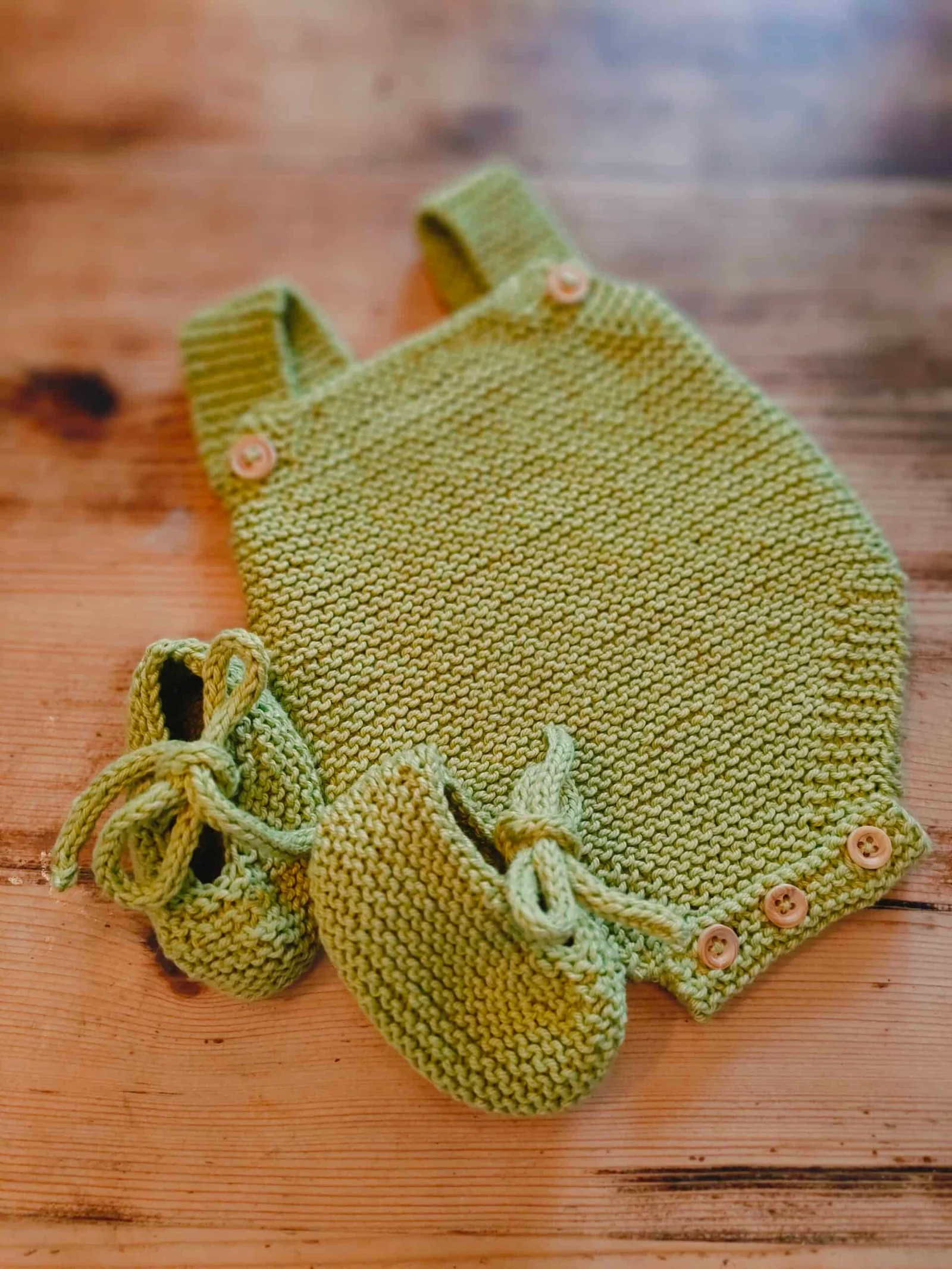 Ensemble barboteuse et ballerines en coton pistache – Taille naissance