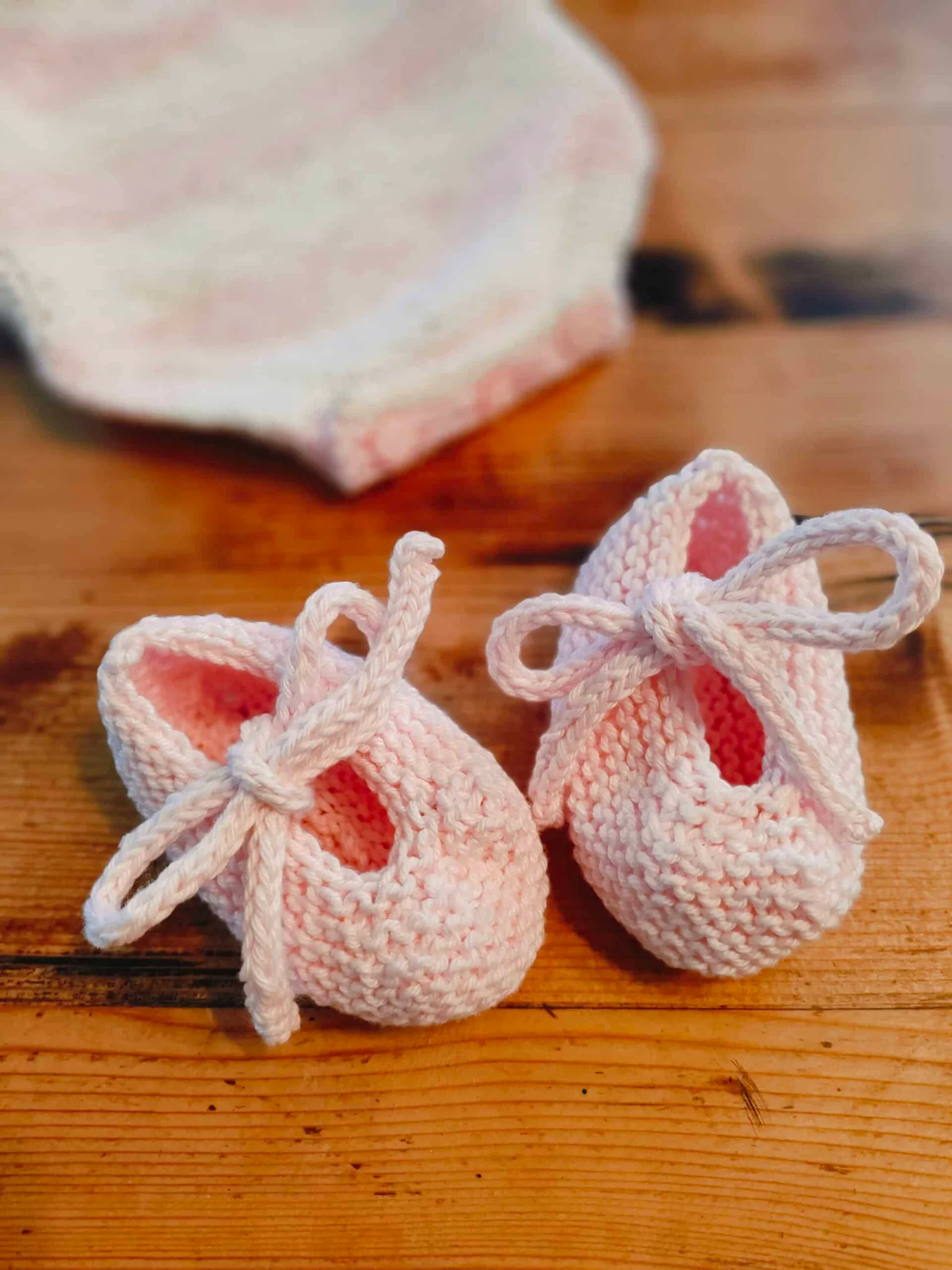 Ensemble barboteuse rayée et ballerines en coton (taille naissance à 6 mois) – Image 7