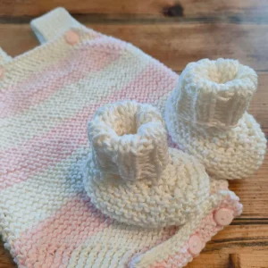 Ensemble barboteuse rayée rose/écrue et chaussons montants écrus en coton – Taille 1-3 mois