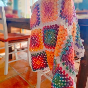 Couverture « Rayons du soleil » crochetée en carrés granny, en laine et acrylique