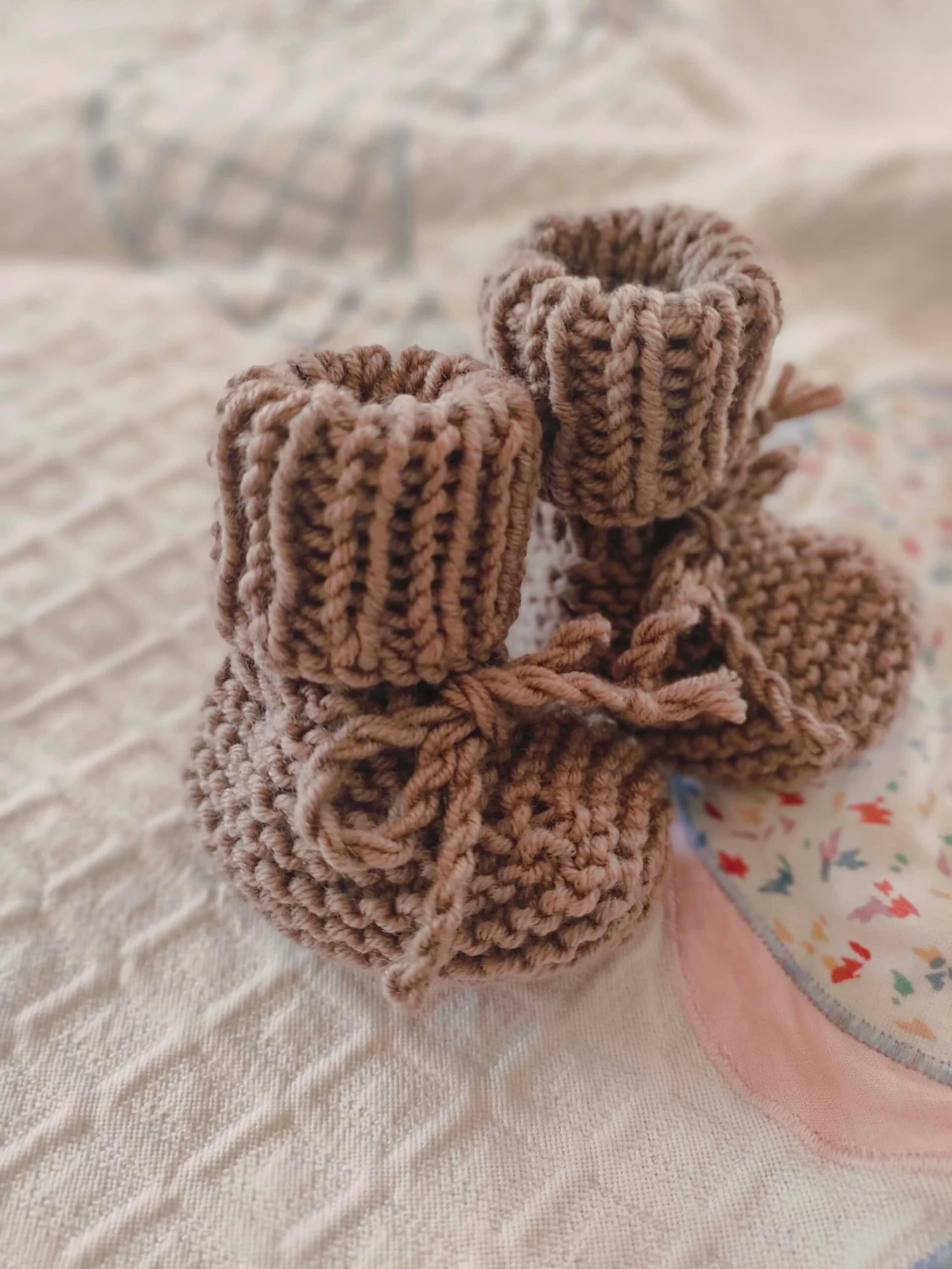 Chaussons « Charly » en pur Mérino avec cordelière – Taille 0-3 mois – coloris « chocolat au lait » et « nuage de lait » – Image 3