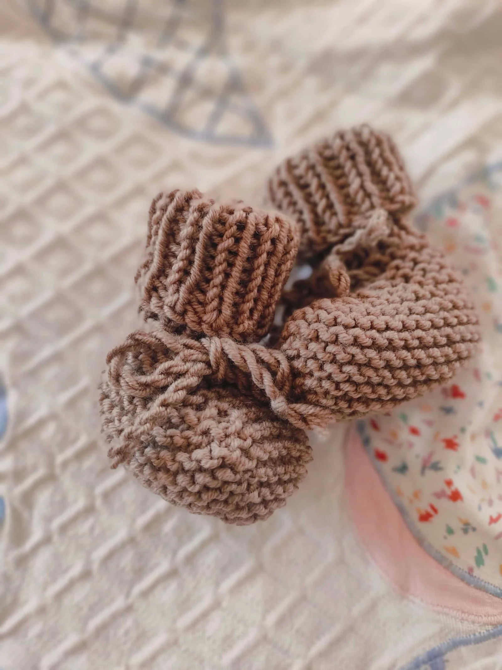 Chaussons « Charly » en pur Mérino avec cordelière – Taille 0-3 mois – coloris « chocolat au lait » et « nuage de lait » – Image 4