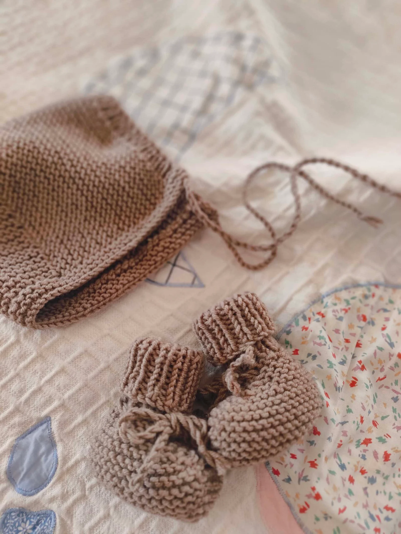 Chaussons « Charly » en pur Mérino avec cordelière – Taille 0-3 mois – coloris « chocolat au lait » et « nuage de lait » – Image 5