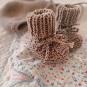 Chaussons « Charly » en pur Mérino avec cordelière – Taille 0-3 mois – coloris « chocolat au lait » et « nuage de lait »