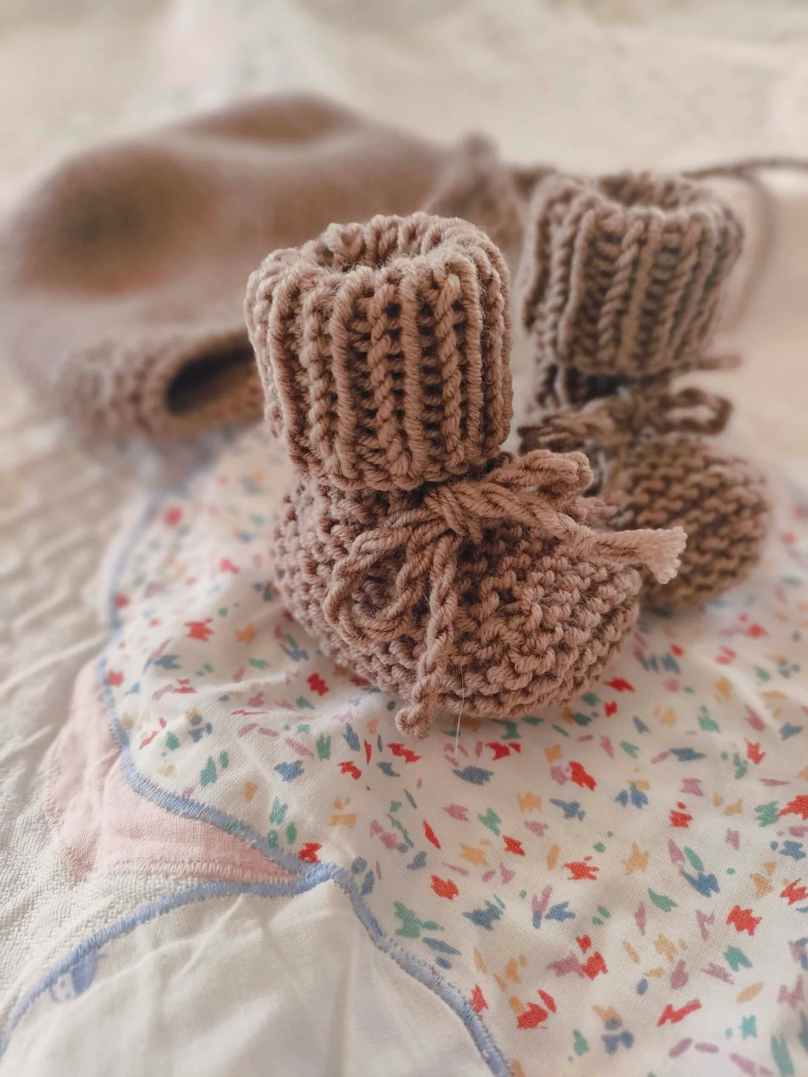 Chaussons « Charly » en pur Mérino avec cordelière – Taille 0-3 mois – coloris « chocolat au lait » et « nuage de lait » – Image 2