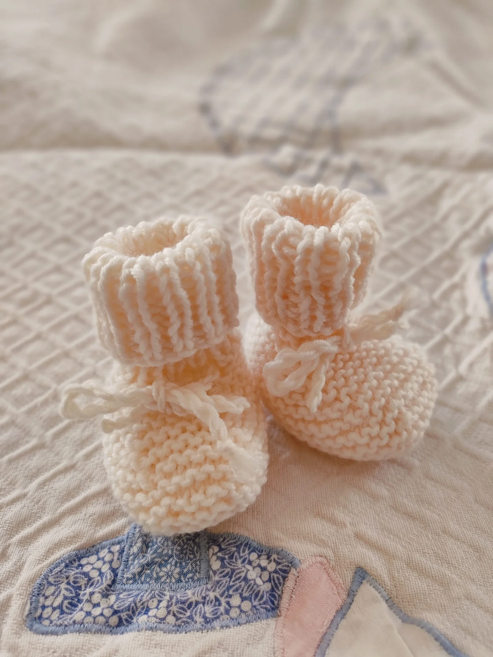 Chaussons « Charly » en pur Mérino avec cordelière – Taille 0-3 mois – coloris « chocolat au lait » et « nuage de lait » – Image 6