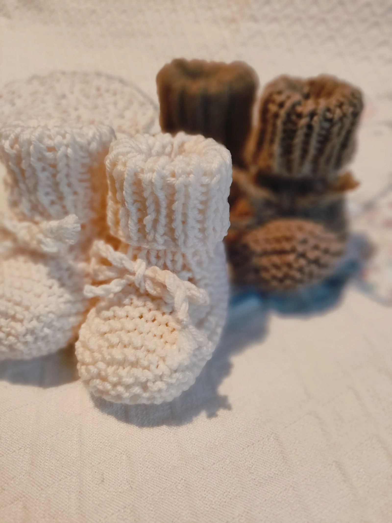 Chaussons « Charly » en pur Mérino avec cordelière – Taille 0-3 mois – coloris « chocolat au lait » et « nuage de lait » – Image 7