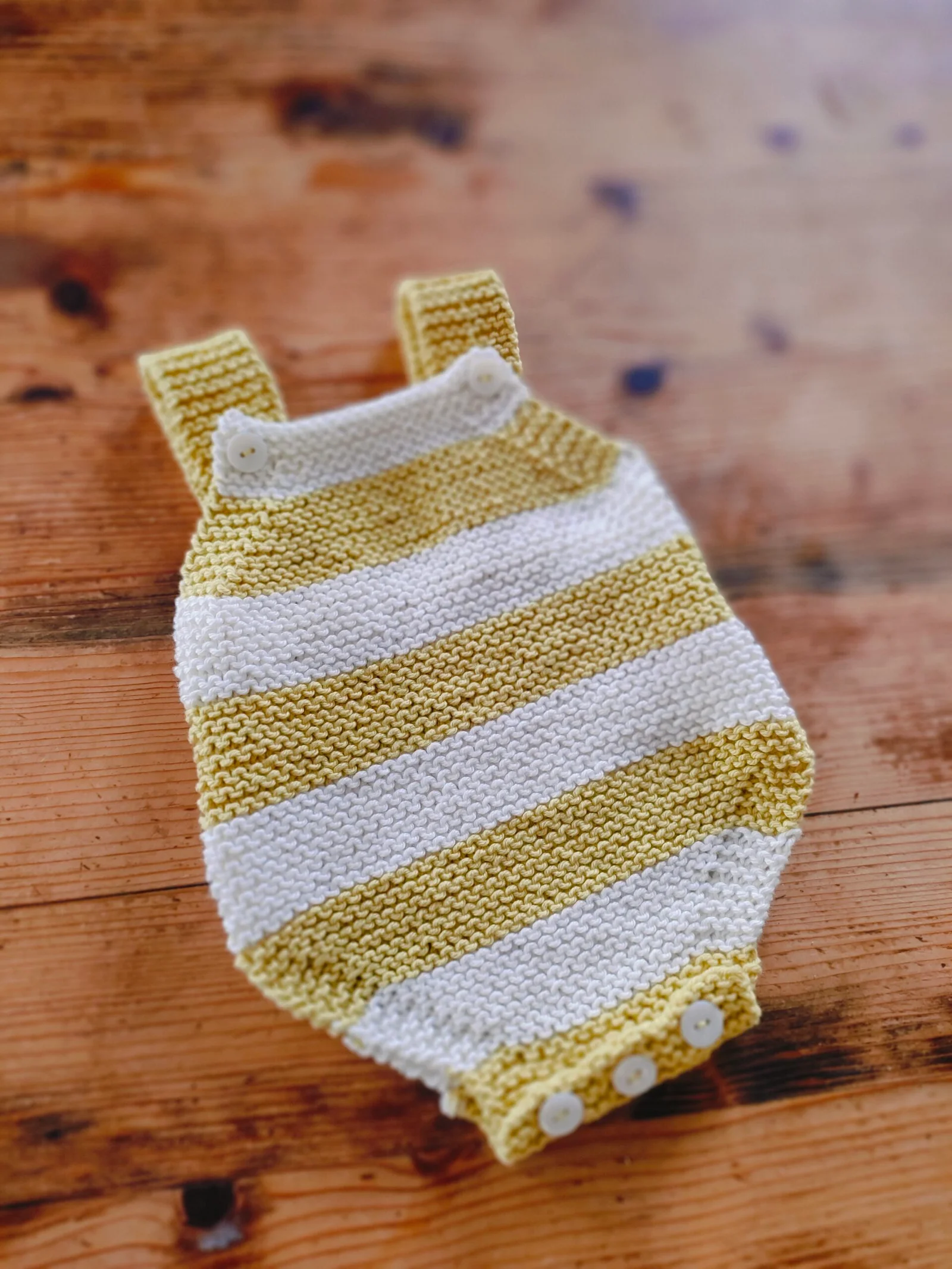 Barboteuse rayée tounesol/écru en pur coton (taille naissance-1 mois) – Image 2