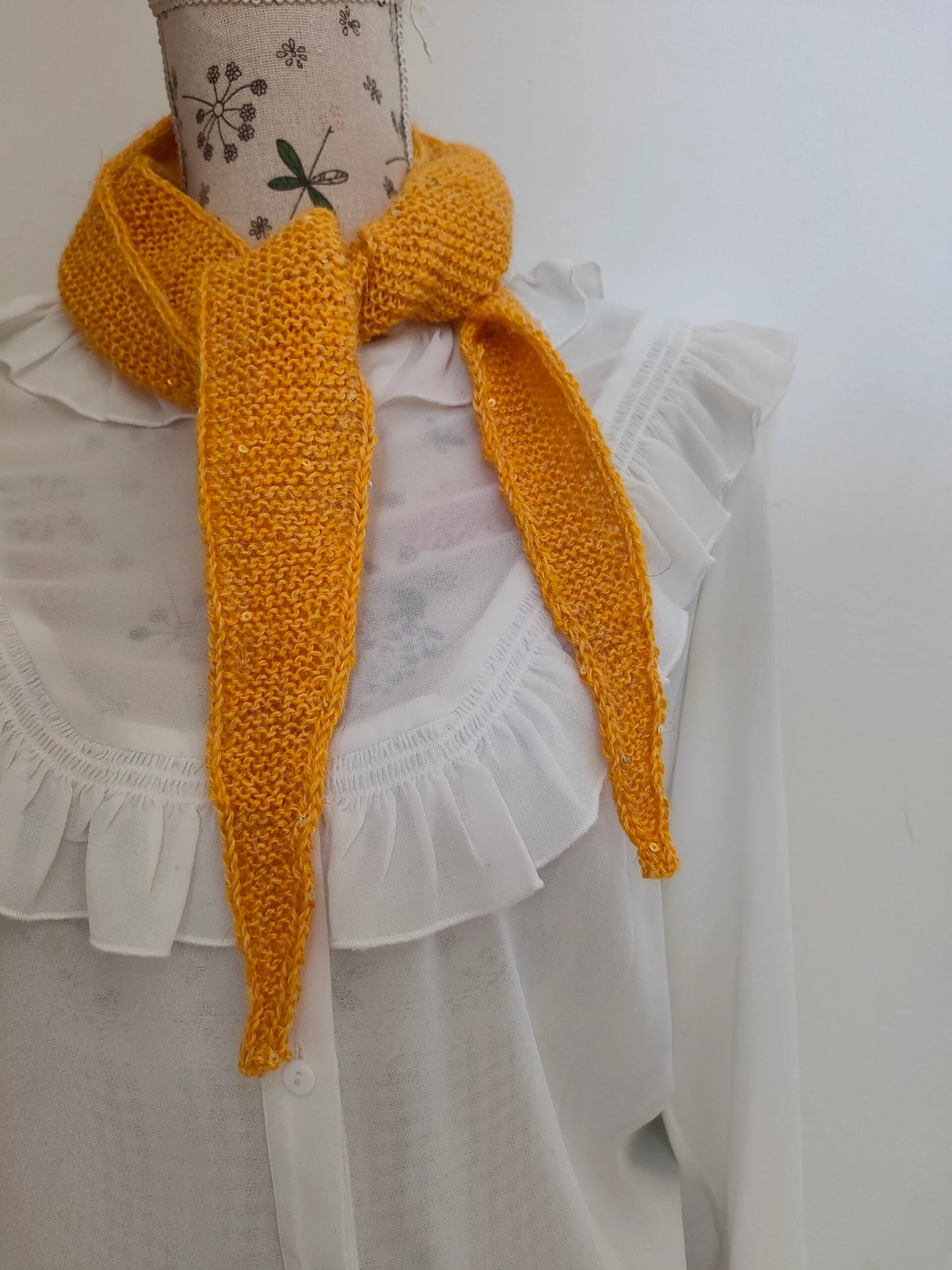 Le p’tit foulard d’été en chanvre ocre jaune – Image 7