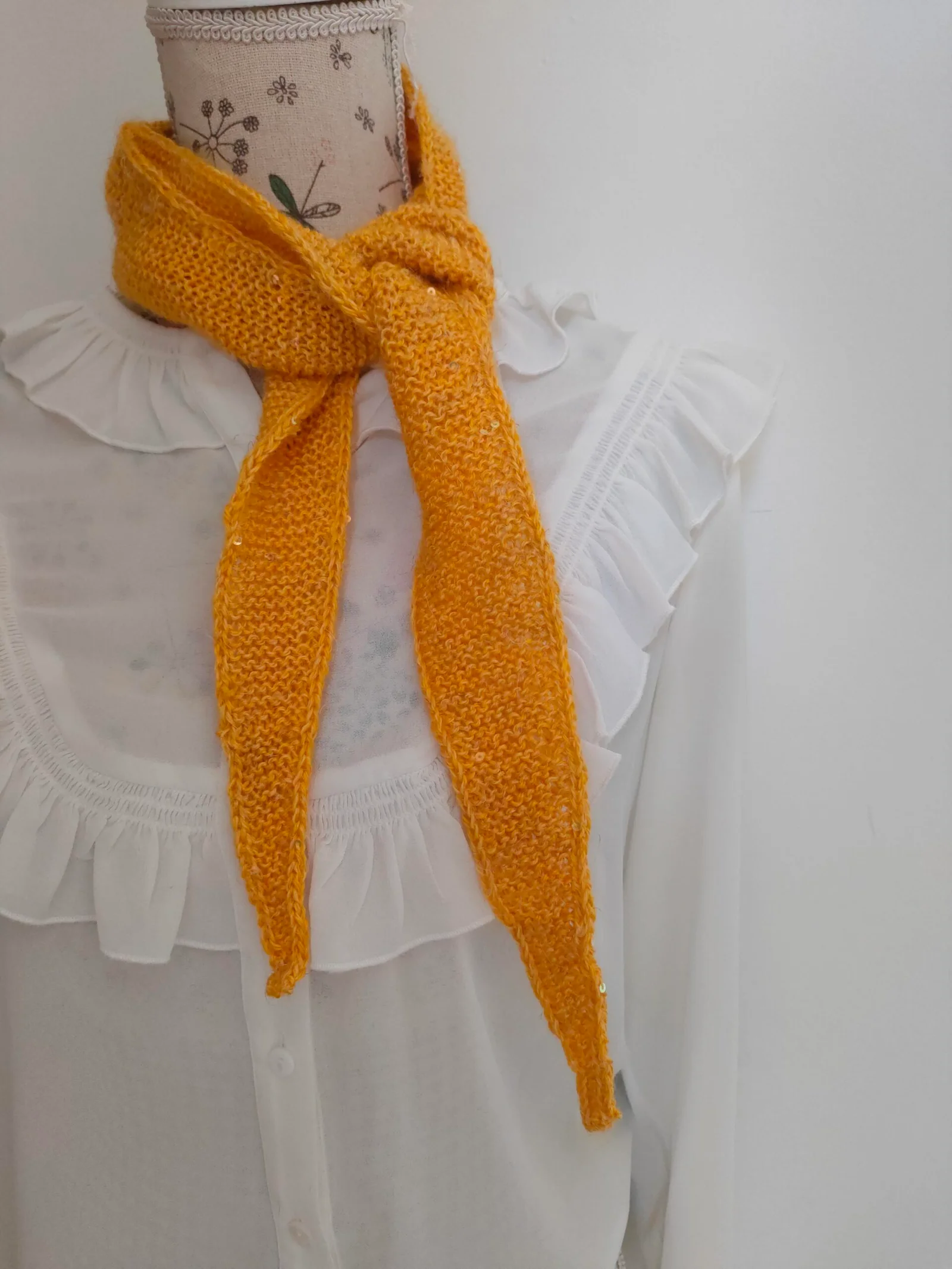 Le p’tit foulard d’été en chanvre ocre jaune – Image 2