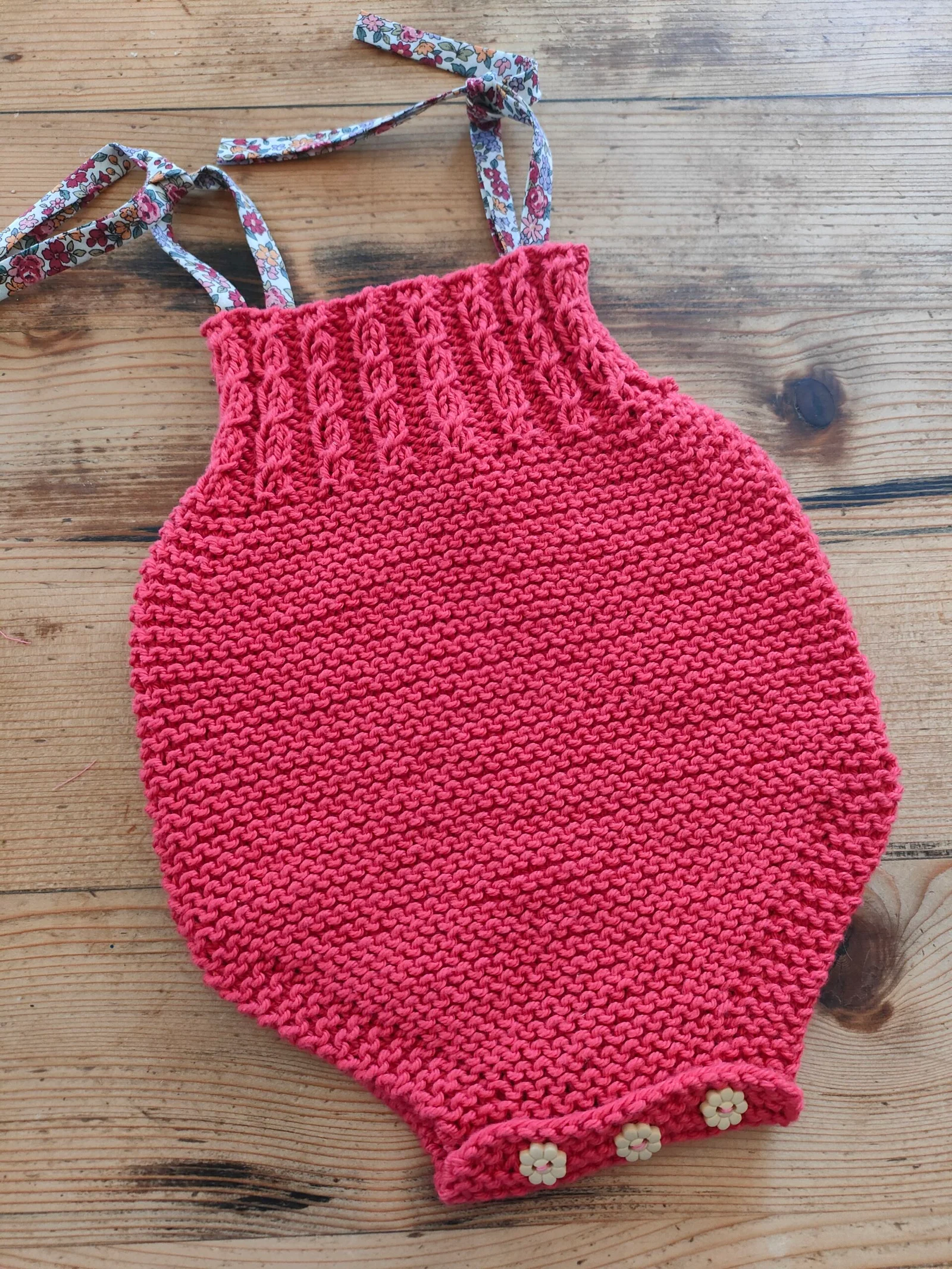 Ensemble barboteuse à torsades et ballerines en coton, rubans « Liberty », coloris « cerise » (taille naissance-3 mois) – Image 9