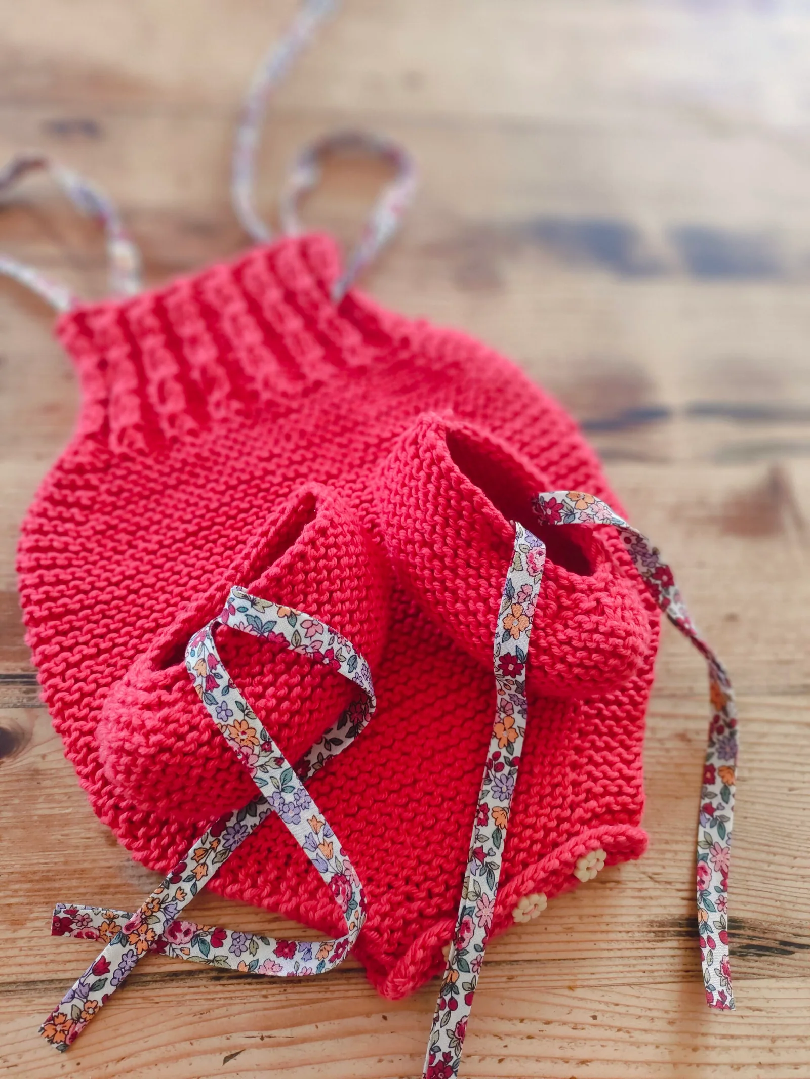 Ensemble barboteuse à torsades et ballerines en coton, rubans « Liberty », coloris « cerise » (taille naissance-3 mois) – Image 3