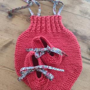 Ensemble barboteuse à torsades et ballerines en coton, rubans « Liberty », coloris « cerise » (taille naissance-3 mois)