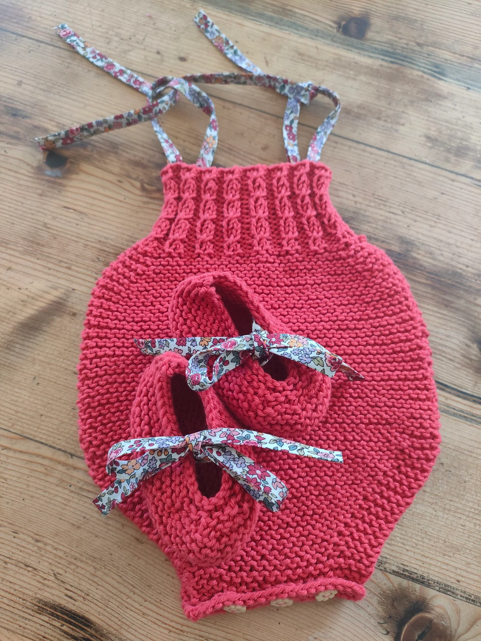 Ensemble barboteuse à torsades et ballerines en coton, rubans « Liberty », coloris « cerise » (taille naissance-3 mois)