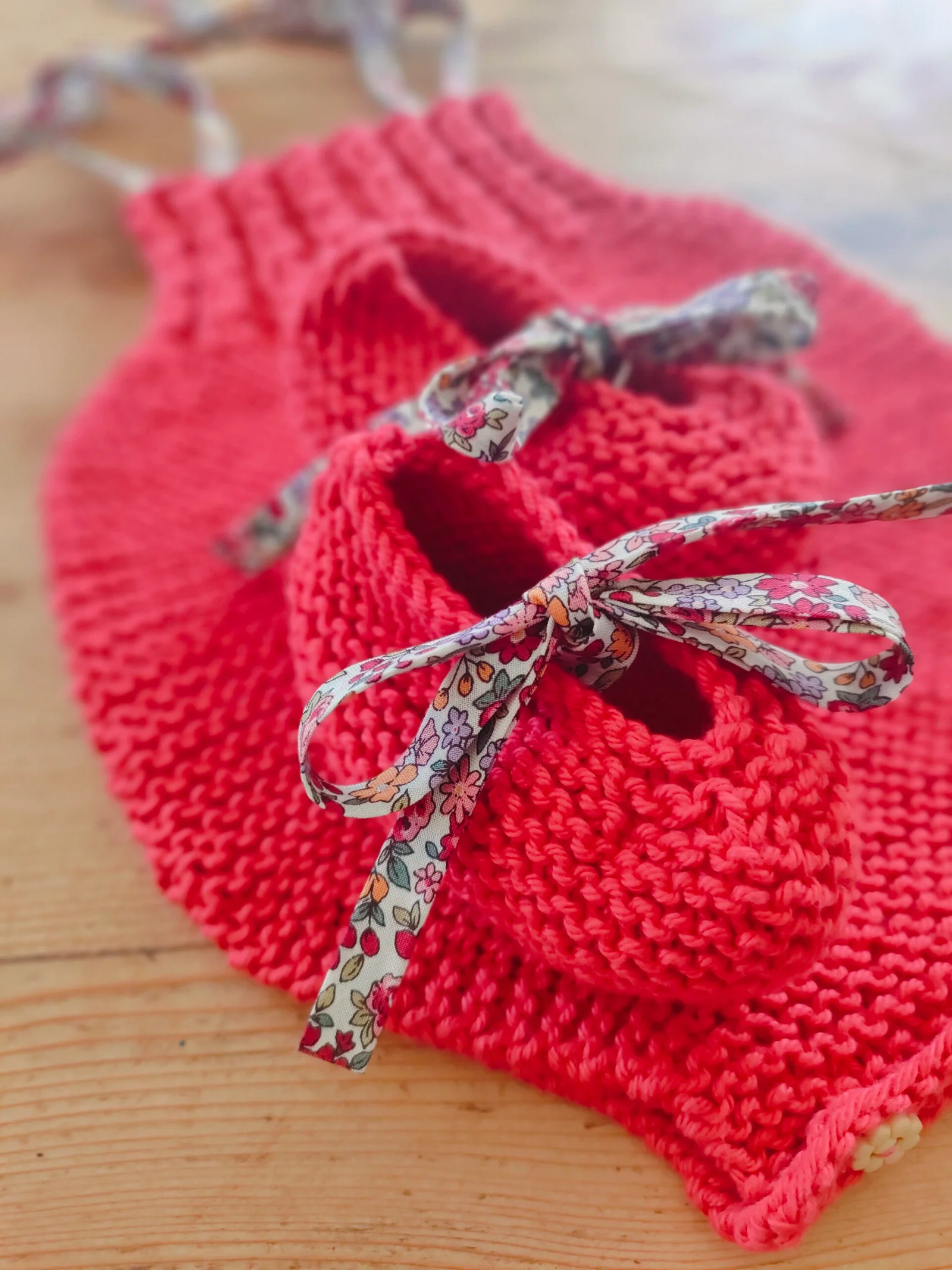 Ensemble barboteuse à torsades et ballerines en coton, rubans « Liberty », coloris « cerise » (taille naissance-3 mois) – Image 5