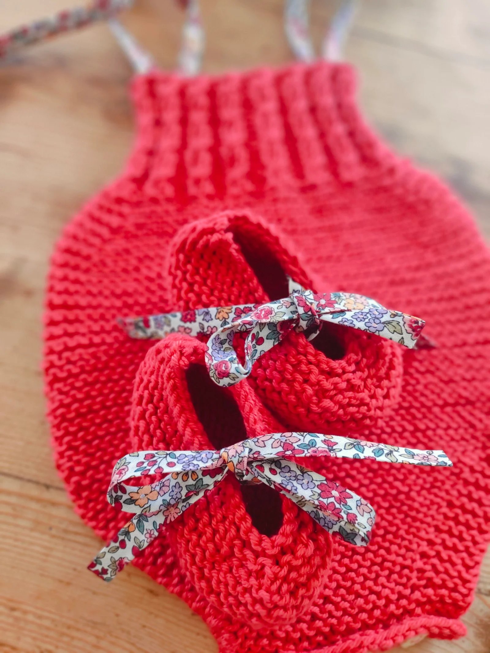 Ensemble barboteuse à torsades et ballerines en coton, rubans « Liberty », coloris « cerise » (taille naissance-3 mois) – Image 6