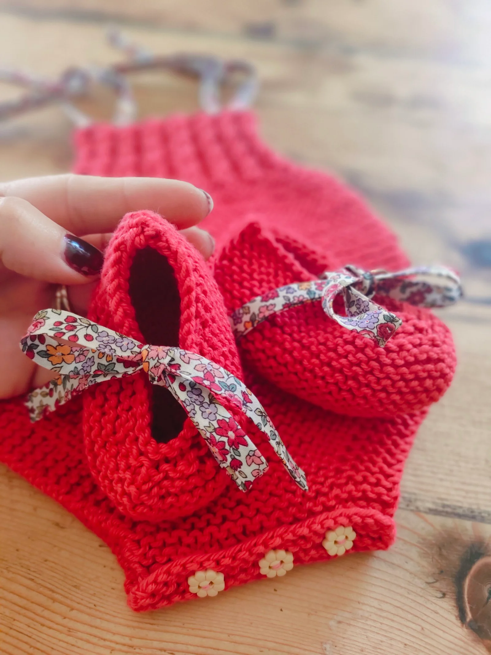 Ensemble barboteuse à torsades et ballerines en coton taille naissance – Image 5