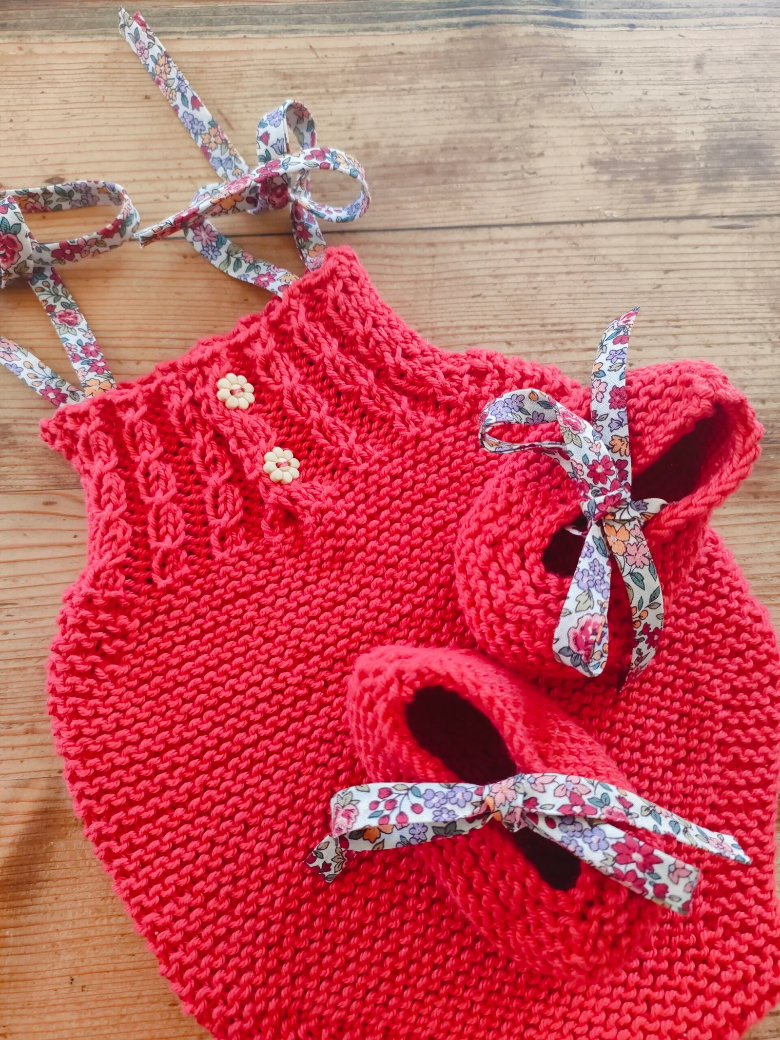 Ensemble barboteuse à torsades et ballerines en coton, rubans « Liberty », coloris « cerise » (taille naissance-3 mois) – Image 8