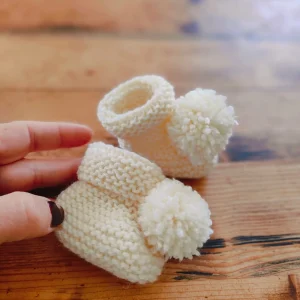 Les Pom-Pom Booties en laine peignée et acrylique – Tailles naissance à 9 mois