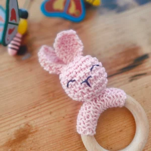 Hochet lapin en coton avec anneau de dentition en bois de hêtre