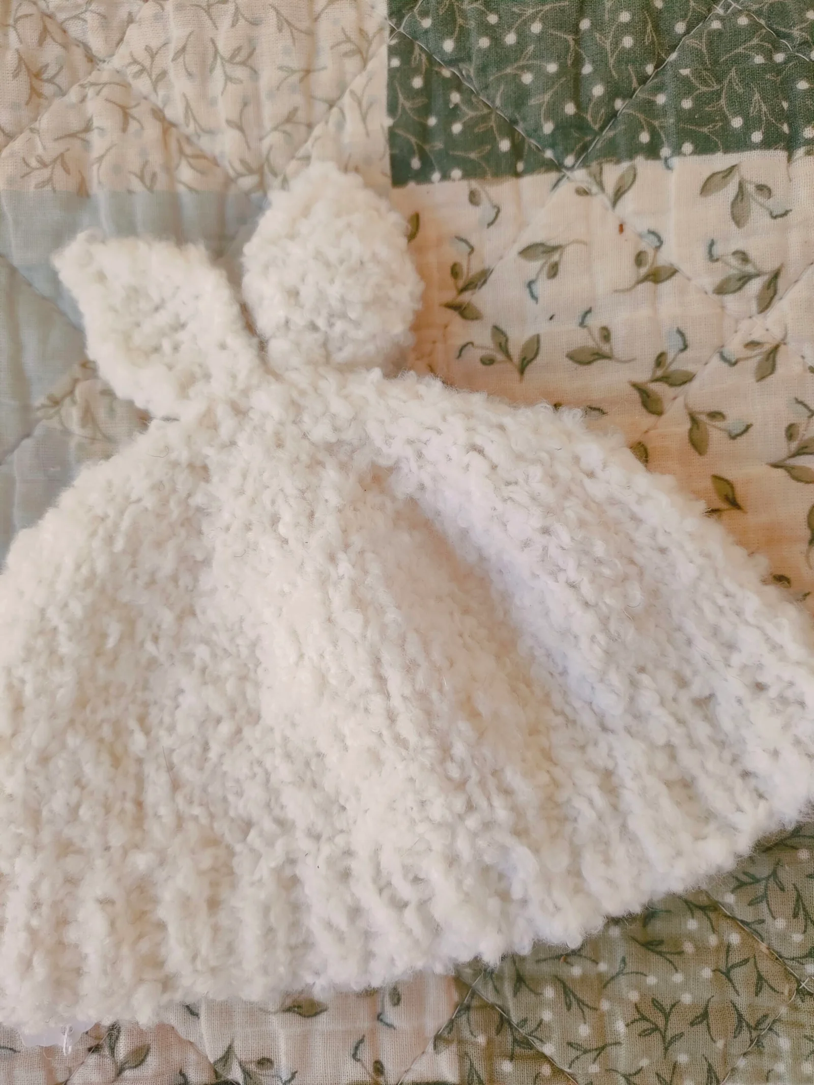 Bonnet « Lapinou » (Tailles 0-3 mois / 3-6 mois)- aig. n°4,5