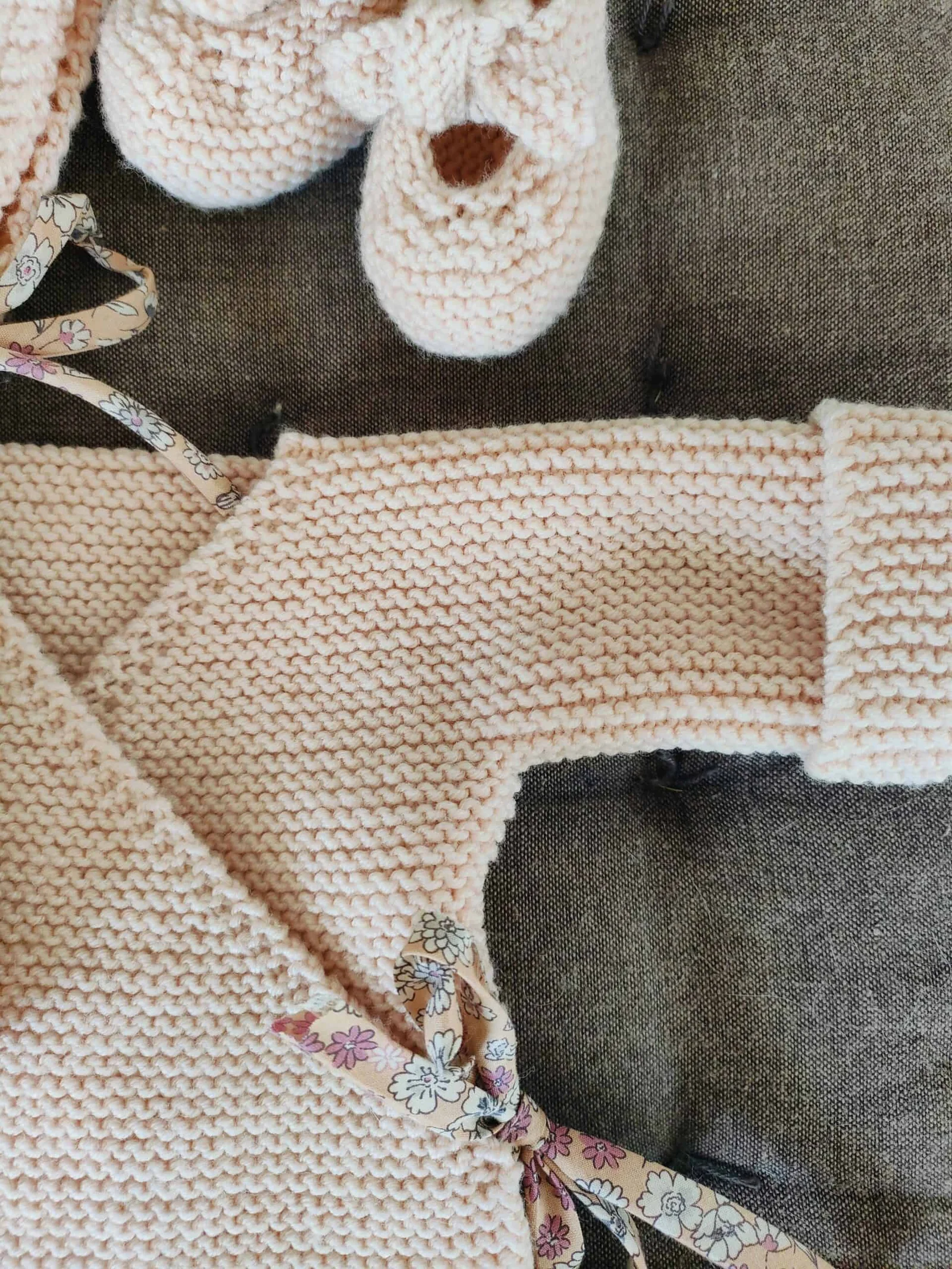 Brassière cache-cœur « Eglantine » en pure laine mérinos avec cordon ou ruban Liberty – Tailles 0-3 mois et 3-6 mois – Nombreux coloris – Image 3