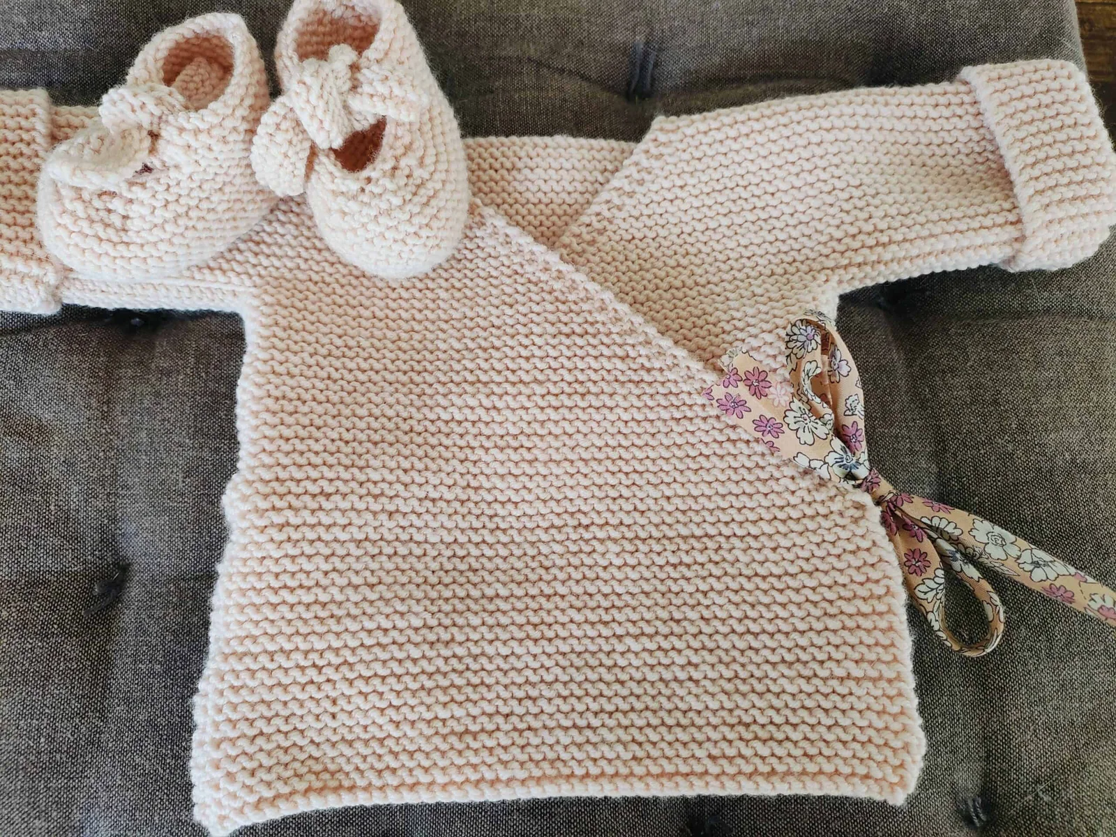 Brassière cache-cœur « Eglantine » en pure laine mérinos avec cordon ou ruban Liberty – Tailles 0-3 mois et 3-6 mois – Nombreux coloris – Image 8